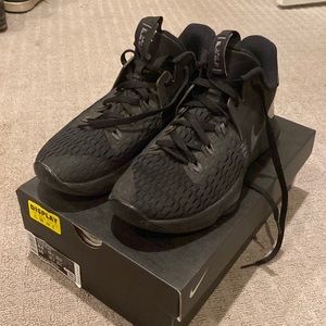 Lebron James witness 5 triple black size 8.5